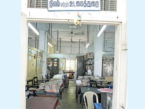 அரசு ஊழியர்களின் காலவரையற்ற வேலைநிறுத்தம் தொடங்கியது: தமிழகம் முழுவதும் ஆர்ப்பாட்டம் நடத்தினர்