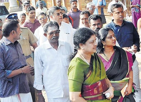 மதுரை கோயிலில் சசிகலா தரிசனம்