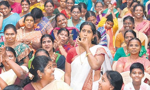 வாசகிகளின் கொண்டாட்டத்தால் குலுங்கியது மதுரை!