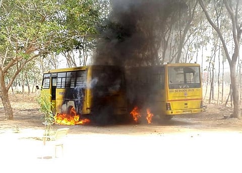 மாணவிக்கு பாலியல் தொந்தரவு: ஆத்திரமடைந்த பெற்றோர்கள் பள்ளி வாகனத்திற்கு தீ வைப்பு