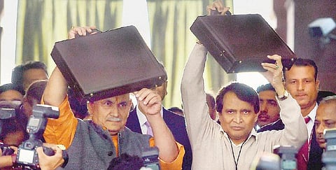 மக்களவையில் 2016-17ம் ஆண்டுக்கான ரயில்வே பட்ஜெட் தாக்கல்: பயணிகள், சரக்கு கட்டணம் உயரவில்லை