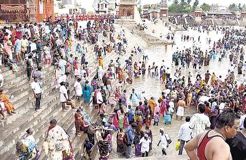 கும்பகோணம் மகாமகக் குளத்தில் ஒரே நாளில் லட்சம் பக்தர்கள் நீராடினர்: விழா முடிந்தும் வெளியூர்களில் இருந்து குவியும் பக்தர்கள்