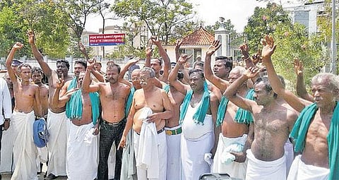 முதல்வர் வீட்டு முன் போராட்டம் என அறிவித்ததால் விவசாயிகளை கைது செய்த போலீஸ்: மாநகர காவல் ஆணையர் அலுவலகம் முற்றுகை