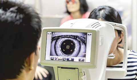 சத்தமில்லாமல் பார்வையைப் பறிக்கும் திருடன்