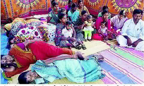 இரு மாநில பிரச்சினையாகும் டாஸ்மாக் மதுக்கடை: தொடர் போராட்டத்தில் கேரள பழங்குடி பெண்கள்