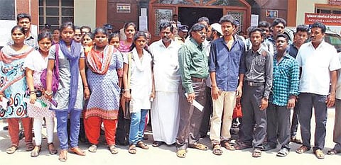 கல்விச் சான்று வழங்குவதில் அலைக்கழிப்பு: எஸ்.வி.எஸ் கல்லூரி முன்னாள் மாணவர்கள் ஆட்சியரிடம் புகார்