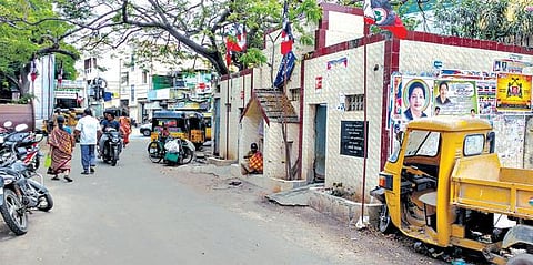 போக்குவரத்துக்கு இடையூறாக கழிப்பிடம்: சுகாதார சீர்கேட்டால் மக்கள் பாதிப்பு