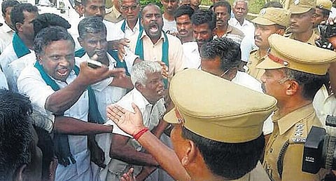 டிராக்டர் கடன் தவணை செலுத்தாததால் விவசாயியை சரமாரியாக அடித்து இழுத்துச் சென்ற போலீஸார்: கொந்தளிப்பில் டெல்டா விவசாயிகள்