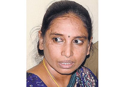 தந்தையின் ஈமச்சடங்கில் நளினி பங்கேற்பு