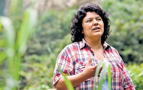 பெர்த்தா காசிரீஸ் படுகொலை எழுப்பும் சுற்றுச்சூழல் கேள்விகள்