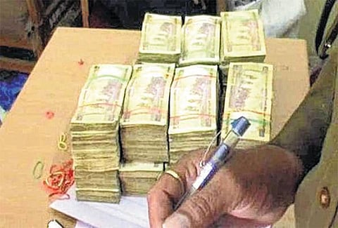 பறக்கும் படையினர் சோதனை: ரூ.1.73 கோடி பணம் பறிமுதல் - 1,041 கிராம் நகைகள் பிடிபட்டன