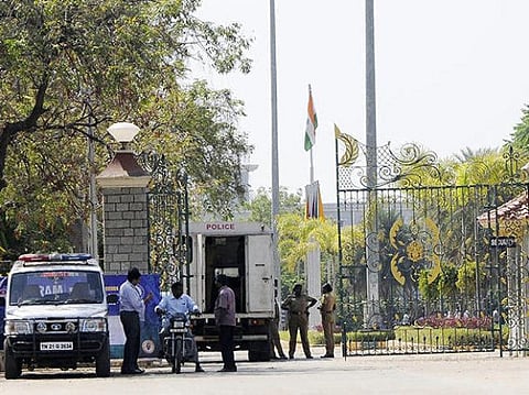 மாணவர் தற்கொலை விவகாரம்; மாணவர்கள் ஆர்ப்பாட்டம்: பொறியியல் கல்லூரி நிர்வாகம் விளக்கம்