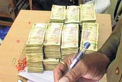 பறக்கும்படையினர் சோதனையில் மார்ச் 15 வரை ரூ.8.52 கோடி பறிமுதல்: தேர்தல் ஆணையம் தகவல்