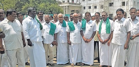 வங்கிகள் கடன் வசூலிப்பதில் விவசாயிகளிடம் கண்டிப்பு கூடாது: கோவை ஆட்சியரிடம் மனு