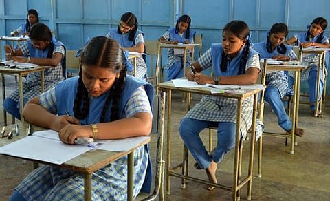 பாடப்புத்தகத்தில் இல்லாத, தவறான கேள்விகள்: பிளஸ்-2 வேதியியல் தேர்வுக்கு கருணை மதிப்பெண் வழங்க வேண்டும் - அரசு தேர்வுத்துறைக்கு ஆசிரியர்கள் வேண்டுகோள்