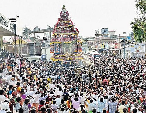 பக்தர்களின் அரோகரா கோஷம் முழங்க பழநியில் பங்குனி உத்திர தேரோட்டம்