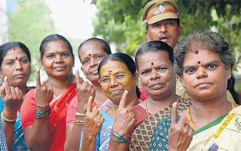 வாசகர் வாசல்: பெண்கள் ஏன் அரசியலுக்கு வருவதில்லை?