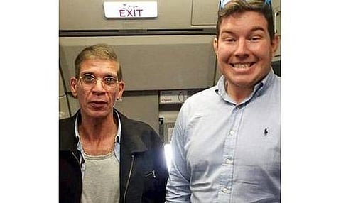 கடத்தல்காரருடன் புகைப்படம் எடுத்துக்கொண்ட பணயக்கைதி