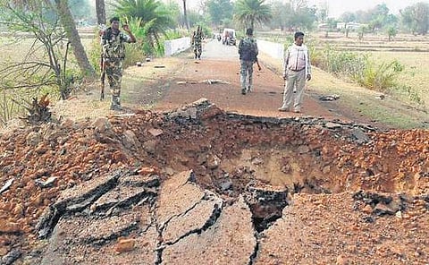 நக்சல்கள் கண்ணிவெடியில் சிக்கி சத்தீஸ்கரில் சிஆர்பிஎப் வீரர்கள் 7 பேர் பலி