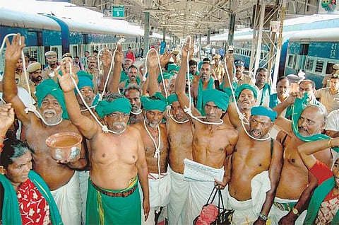 சென்னை சென்ட்ரல் ரயில் நிலையத்தில் தூக்குக் கயிறு மாட்டிக்கொண்டு பிச்சை எடுக்கும் போராட்டம்: 40 விவசாயிகள் கைது