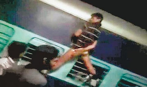 ரயிலில் இளைஞர் தாக்கப்பட்ட சம்பவத்தில் 3 போலீஸார் சஸ்பெண்ட்