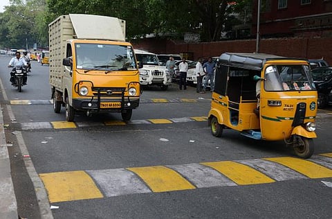 கட்டாய வேக கட்டுப்பாட்டு கருவி சட்டம் இன்றுமுதல் அமலுக்கு வருகிறது: லாரி, வேன்களில் பொருத்தாவிட்டால் எப்.சி. வழங்கப்படாது