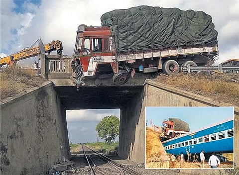 விருதுநகர் மாவட்ட விளையாட்டு அரங்கம் அருகே மேம்பால தடுப்புச் சுவர் மீது லாரி மோதல்: ரயில் போக்குவரத்து பாதிப்பு