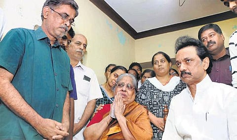 சத்தீஸ்கரில் கண்ணி வெடியில் சிக்கி உயிரிழந்த சிஆர்பிஎப் வீரர் குடும்பத்துக்கு ஸ்டாலின் ஆறுதல்