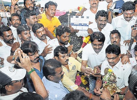 பாரதிராஜா இயக்கத்தில் ‘குற்றப்பரம்பரை’: மதுரை அருகே பட பூஜை