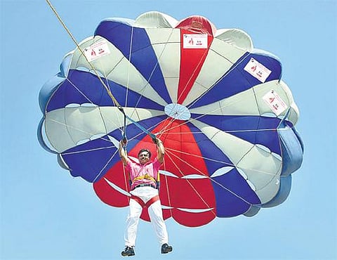 வாக்காளர் விழிப்புணர்வுக்காக பாராசூட்டில் பறந்த நாகை மாவட்ட ஆட்சியர்