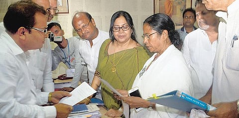 மேற்குவங்க மாநிலம் பவானிபூர் தொகுதியில் மம்தா பானர்ஜி வேட்பு மனு தாக்கல்