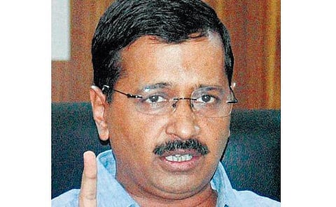 ஒப்பந்த ஊழியர்களின் ஊதியம் தாமதமானால் அதிகாரிகள் சம்பளத்தில் பிடித்தம்: கேஜ்ரிவால் அரசு எச்சரிக்கை