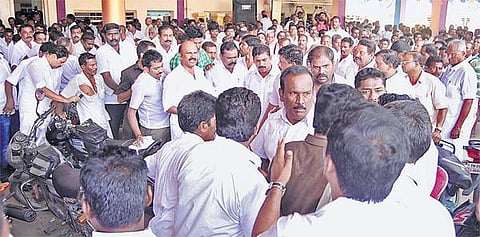 அதிமுக செயல்வீரர் கூட்டத்தில் அமைச்சர் பழனியப்பனை தாக்க முயற்சி: கோஷ்டி மோதலால் தருமபுரியில் பரபரப்பு