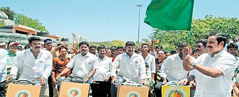 திமுகவும், அதிமுகவும் மக்களை மதுவால் சீரழித்துவிட்டன: அன்புமணி ராமதாஸ் குற்றச்சாட்டு