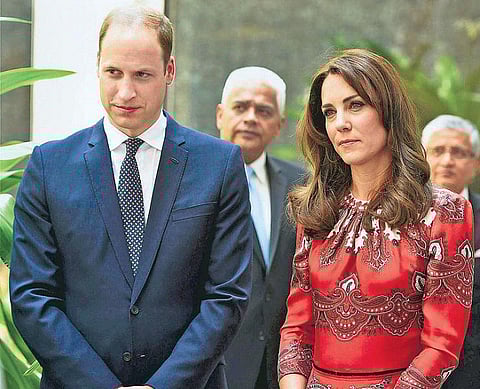 மும்பை தாக்குதலில் உயிரிழந்தவர்களுக்கு தாஜ் ஓட்டலில் இளவரசர் வில்லியம் தம்பதி மலரஞ்சலி