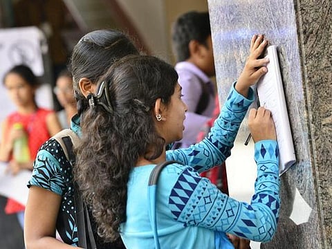 இருமுறை வினாத்தாள் கசிந்ததால் கர்நாடகாவில் பலத்த பாதுகாப்புடன் இன்று பிளஸ் 2 வேதியியல் தேர்வு