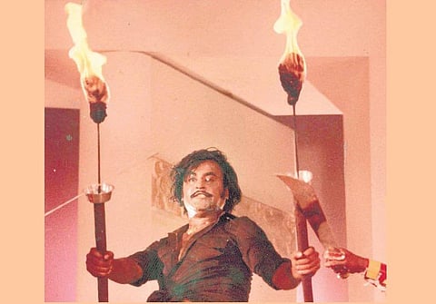 சினிமா எடுத்துப் பார் 54: தீப்பந்தத்தால் அடிபடும் ரஜினி!