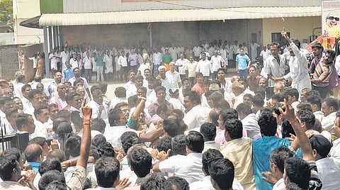 திமுக வேட்பாளர்கள் மீது அதிருப்தியாளர்கள் தாக்குதல்: ‘சீட்’ கிடைக்காததால் ஆத்திரம் - முன்னாள் எம்பியின் சட்டை கிழிப்பு