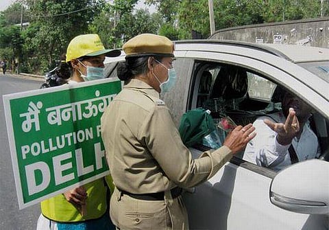 டெல்லியில் வாகனக் கட்டுப்பாட்டு விதிகள் மீண்டும் அமல்: 511 பேருக்கு அபராதம்