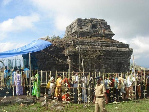 கண்ணகி கோயில் சாலையை சீரமைக்க பக்தர்கள் வலியுறுத்தல்: கேரள வனத்துறை தொடர்ந்து இடையூறு