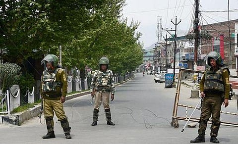 காஷ்மீரில் நீடிக்கும் பதற்றம்: கூடுதல் படைகளை அனுப்பியது மத்திய அரசு