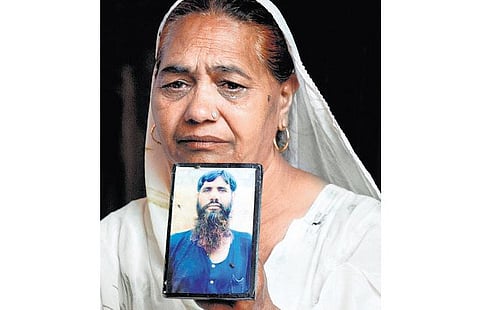 பாகிஸ்தான் சிறையில் இறந்த கிர்பால் சிங்கின் குடும்பத்தினர் அமைச்சர் ராஜ்நாத்துடன் சந்திப்பு