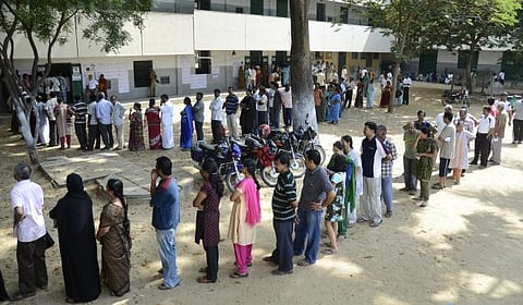 தமிழக சட்டப்பேரவை தேர்தலில் முதல் முறையாக வாக்குச்சாவடி மையங்களில் இருக்கை வசதியுடன் காத்திருப்பு அறைகள்: வெயிலை சமாளிக்க தேர்தல் துறை நடவடிக்கை