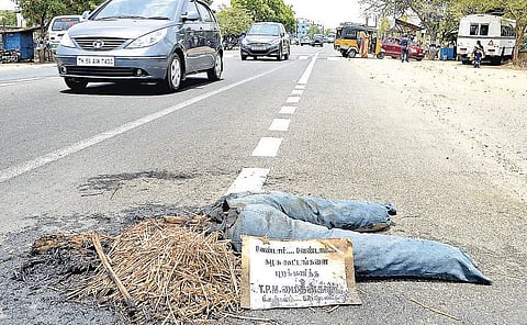 பாளை திமுக வேட்பாளர் உருவ பொம்மை மீண்டும் எரிப்பு