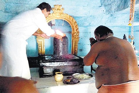 திருத்துறைப்பூண்டி அருகே 2 கோயில்களில் ரகசிய பூஜை நடத்திய அமைச்சர்