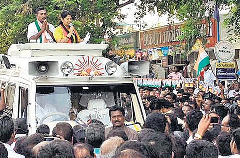 ஜெ. பிரச்சார மேடையில் நவீன தீண்டாமை: கனிமொழி எம்பி குற்றச்சாட்டு