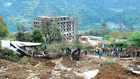 அருணாச்சலப் பிரதேசத்தில் கனமழை: நிலச்சரிவில் 16 தொழிலாளிகள் மரணம் - மின்சாரம், சாலைகள் துண்டிப்பு