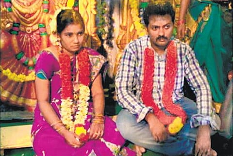 மணமகனின் தாய் மாமன் மகள் புகார் எதிரொலி: திருமலையில் சினிமா பாணியில் அவசர அவசரமாக திருமணம் - தடுக்க வந்த போலீஸாரை தாக்க உறவினர்கள் முயற்சி