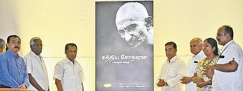 காந்தியின் பெயரை வைத்து அரசியல்: நடிகர் கமலஹாசன் வேதனை