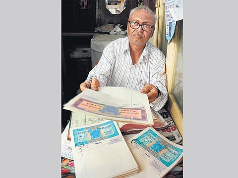 ஒரே விற்பனையாளரிடம் முத்திரைத்தாள் வாங்கிய கருணாநிதி, ஜெயலலிதா